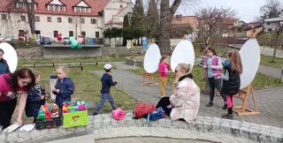 Malowanie pisanek przed DOK w Dzierzgoniu